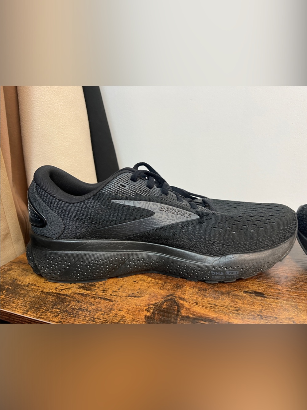 Brooks Black Ghost 16 Running Sneakers Size 10 Womens - excellent condition! - Picture 6 of 8